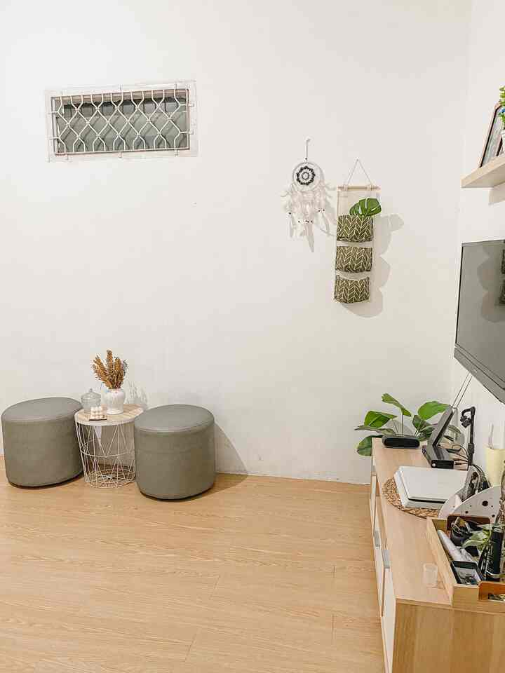 Haii.. buat yang sering liat ruangan ini, kali ini ku masu sedikit berbagi cerita tentang ruangan ini dan juga rumah ini. Ini adalah salah satu ruangan favorite kami sekeluarga. Letaknya ada ditengah rumah. Kami buat ini sebagai pusat kegiatan kami di rumah. Ada ruang tv dan ruang makan sekaligus diruangan ini. Kami senang sekali karena ini adalah ruangan terakhir yang saat ini bisa terwujud untuk kami percantik. 

Rumah kami ini adalah rumah lama peninggalan orangtua, usianya sudah melebihi usia kami saat ini. Kondisinya saat kami pertamakali pindah perlu banyak sekali perbaikan. Tapi karena keterbatasan kami, kami belum bisa merenov besar besaran rumah ini. Jadi hanya sebisa kami mempercantik dan mengganti beberapa bagian rumah yang kami sanggup. 

Kami sangat bersyukur dengan rumah kami sekarang ini, kami banyak sekali belajar “proses” melalui rumah ini. Semoga kelak kami bisa semakin nyaman tinggal disini :) 

Slide slide terakhir bisa lihat before nya.. walau seharusnya ku bisa kasih foto foto saat awal kodisi rumah ini kami tinggali, tetapi foto nya entah blm kami dapati 😂

#myHomeStory #myHomeJourney #HomeSweetHome #rumahlama #makeoverruang #ruangtv #ruangmakan