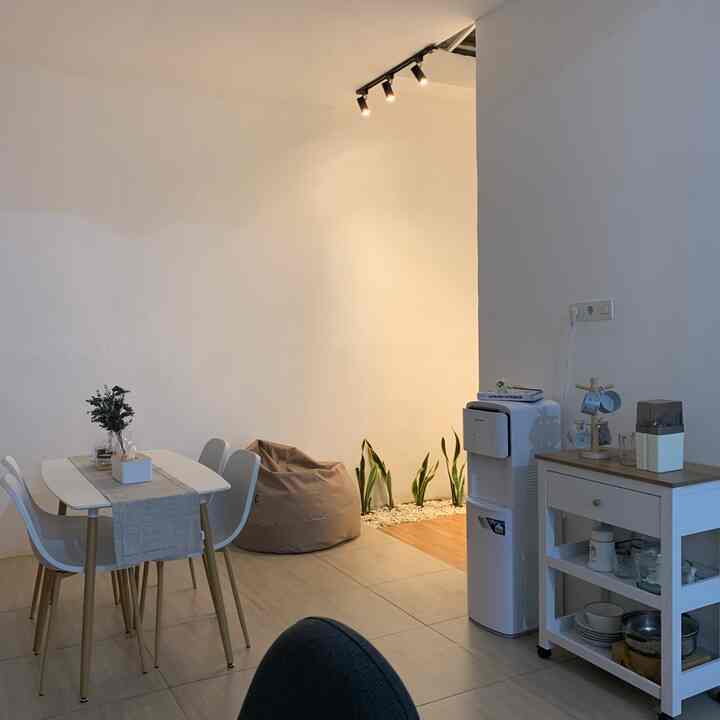 Happy Weekend!
Ruang makan dan taman kering mungil ini memang masih dalam tahap pengisian di rumah kami. Masih terlihat polos di bagian dinding tetapi sudah mendekati mimpi kami yang mau punya ruang makan dengan suasana cafe semi outdoor. Ini view ruang makan kami saat malam hari. Lampu sorot dekat skylight sliding membuat suasananya jadi aesthetic ditambah taman yang dihias tanaman Sansiviera (lidah mertua). Taman kecil itu juga tempat melepas lelah sambil ngemil dan ngopi di atas beanbag kala malam ☺️

*foto ke 5 dan ke 6 diambil saat siang hari

#aestheticroom
#aesthetichomedecor
#homestyling
#lowbudget
#diningroom
#cafevibes