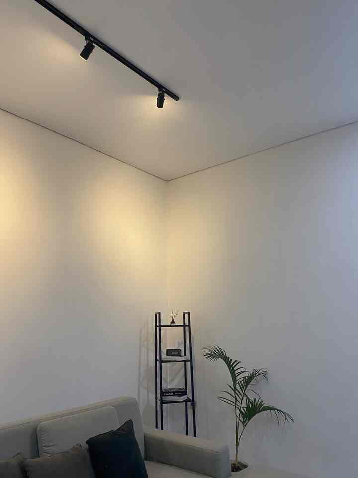 Ruangan yang paling besar dirumahku yaitu, Living room yang berukuran 5x6. Saat ini memang belum banyak dekorasi yang digunakan di rumah kami, masih polosan, karena memang kami baru menempati rumah ini beberapa bulan. Masih berproses. Tetapi, untuk dekorasi kedepannya, mungkin akan ditambahkan wall dekor di tembok yang tersorot lampu sorot, dan juga mungkin akan ditambahkan karpet dengan warna senada. #mydreamhouse #bighouseinspo #rumahbesar #scandinavian #Yogyakarta