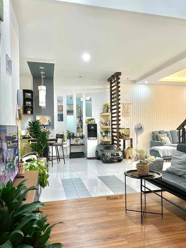 Color palette yang aku pilih untuk material rumah ini adalah warna-warna netral seperti putih, hitam, abu dan wood, warna netral lebih mudah dipadupadankan dengan item dekorasi lainnya. Untuk item dekorasinya aku memilih warna2 segar supaya rumah ini lebih fresh dan tidak terlalu monoton. Tips supaya kalian lebih mudah mix n match item dekorasi gunakan warna netral untuk material dinding maupun furniture.

#BringColorsToMyHome
#HomeColorPalette
#HomeColorDesign
#warnarumahnetral
#inspirasiwarnarumah
#depok