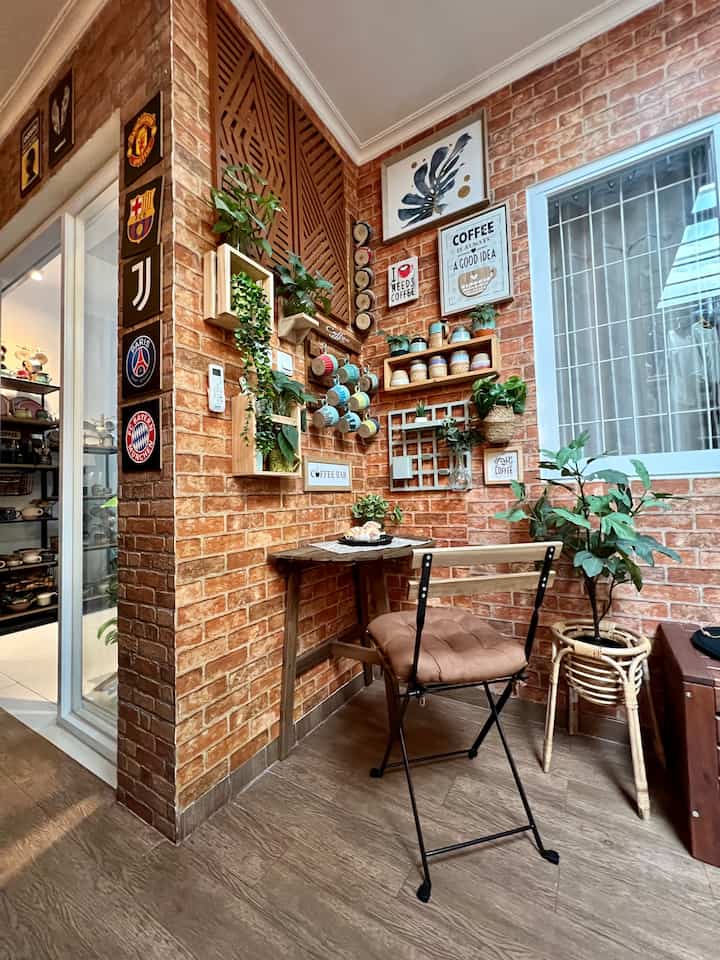 Spot mungil namun penuh kehangatan dan bikin happy, karena di sini aku bisa melakukan apapun yg aku ditemani secangkir kopi.

#ruangngopi #tempatngopi #coffeebar #dekorasiunik #warnafavorit #rumahwarnacoklat