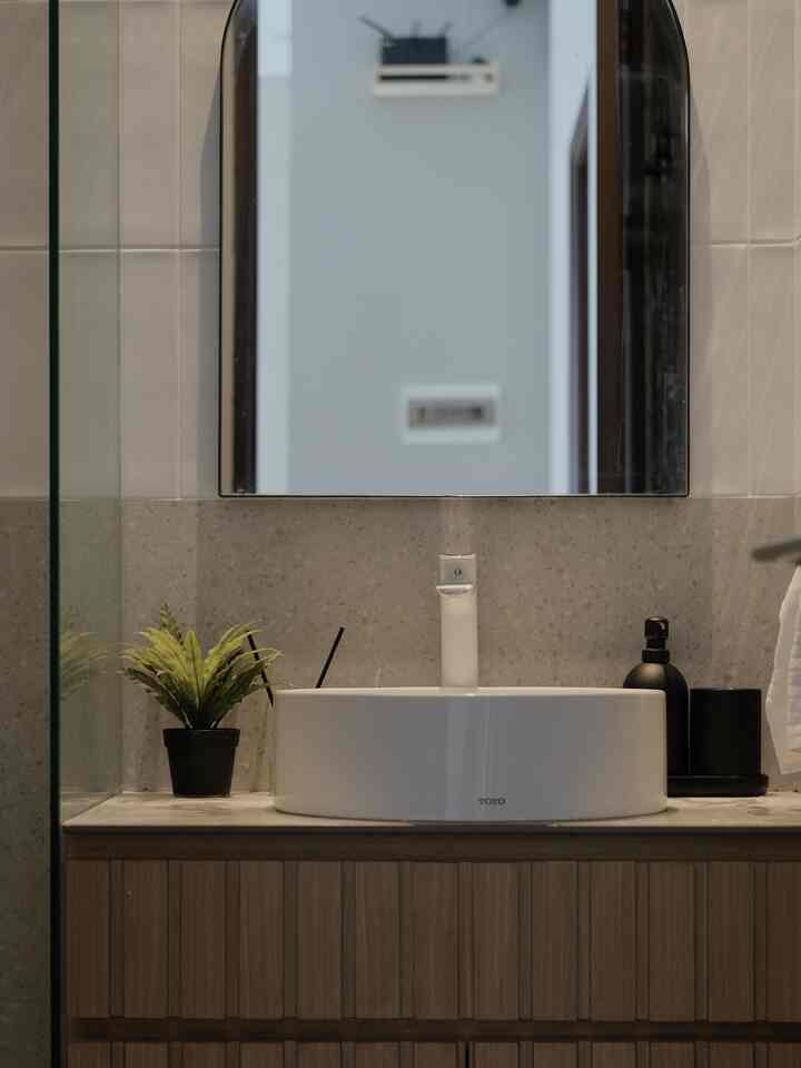 Happy weekend! Kegiatan yg sering dilakukan di weekend adalah bersih2 ✨🥲 satisfying bgt ya kalo kamar mandi bersih dan wangi, kadang jadi pengen lama2 di kamar mandi walaupun kecil area nya 😆who’s relate? 🌱

#japandi #minimalist #rumahcluster #dekorrumahmungil #bathroomaesthetic