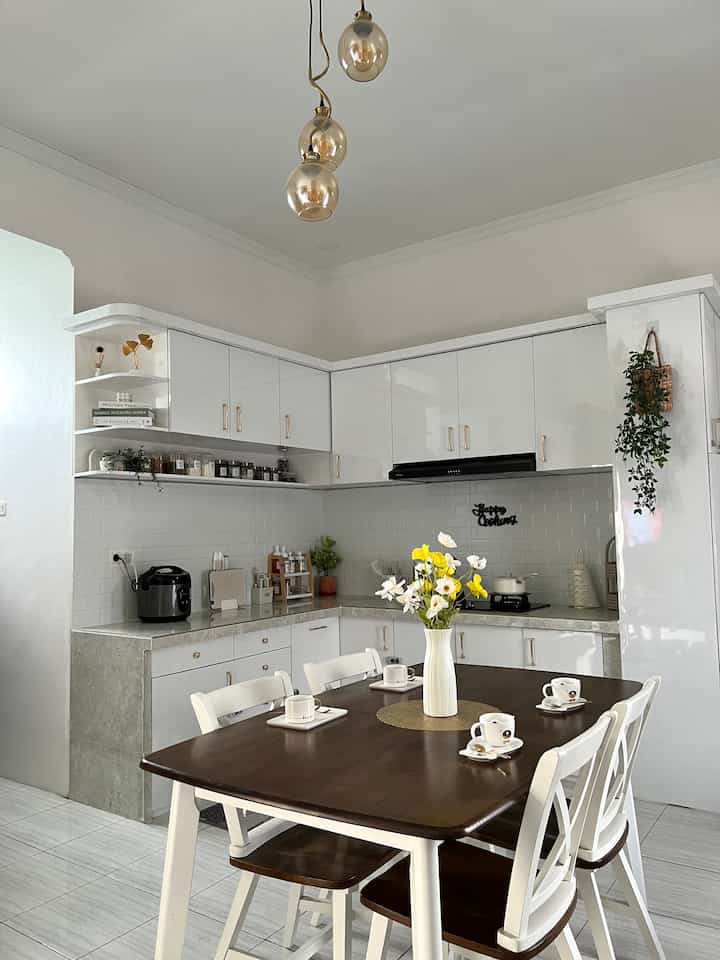 Tips Dekorasi Dapur Low Budget

Dapur merupakan area yang paling sering aku gunakan dirumah, sehingga aku harus menatanya senyaman mungkin.

Caraku menata dapur low budget antara lain:
✨Geser-geser, agar tidak bosan dengan posisi yang itu-itu saja, menggeser atau memindahkan beberapa barang yang ada di dapur akan membuat suasana dapur seketika berubah tanpa perlu biaya.
✨Mengganti taplak meja makan, mengganti taplak meja juga akan membuat suasana dapur berubah, bisa juga yang tadinya menggunakan taplak meja kemudian mengubah suasana dengan tidak menggunakan taplak meja, cara ini juga tidak membutuhkan biaya.
✨Tambahkan tanaman hias, tanaman hias artifisial menjadi pilihan yang tepat karena tidak perlu perawatan ekstra. Disini aku menambahkan beberapa tanaman artifisial, seperti: bunga poppy yang aku beli di online store dengan harga 7rb pertangkai, tanaman hias gantung 40rb pertangkai, string of bananas 25rb.
✨Lampu gantung, pilihlah lampu gantung yang sesuai dengan tema dapur kita. Penggunaan lampu gantung akan memberikan nuansa baru dan menjadi dekorasi yang pas untuk dapur dengan style minimalis. Aku menggunakan lampu gantung merk Ace Hardware dengan desain yang elegan dan harganya pun terjangkau sekitar 700rb.
✨Simpan semua barang yang tidak memiliki warna senada, sebab barang dengan warna tidak senada akan membuat dapur minimalis terkesan lebih berantakan.

Sekian tips dari aku, semoga bermanfaat. 🤍

#LowBudgetKitchen
#LowBudgetKitchenMakeOver
#LowBudgetKitchenInspiration
#kitchen
#kitchenideas
#homedecor