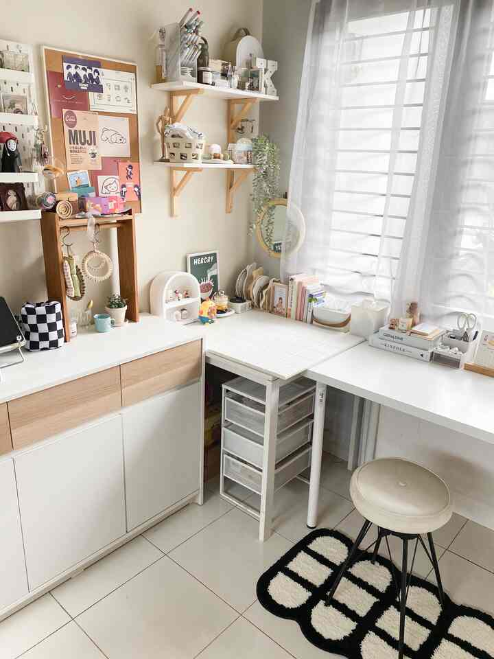 Tempat kerja ini adalah bagian paling estetik dirumahku..
hmm.. terlihat estetik (menurutku ya)🫣🫢 karena penataan dekorasi dan warna nya yang senada yaitu putih dan nuansa wooden.

Untuk konsep ruangan ini awanya ingin korean vibes.. tapi seiring waktu agak bergeser ke modern/ retro? (mungkin😁)

Untuk barang dekorasinya karena aku suka yang lucu lucu dan gemes jadi beberapa aku beli sesuia yang aku suka dan bisa mendukung hobby aku sebagai konten kreator food n baking😊 

Suka dan betah berlama lama di ruangan ini karena aku bisa sekalian mengawasi anak aku bermain saat aku bekerja, dan gak cuma kerja.. tempat ini juga aku pakai untuk me time.. ngopi dan kadang nonton drakor sambil makan siang..

#aestheticroom #aestheticroomdecor #homestyling #greynaehaus #rumahdeveloper #bandung #rumahdengananak 
