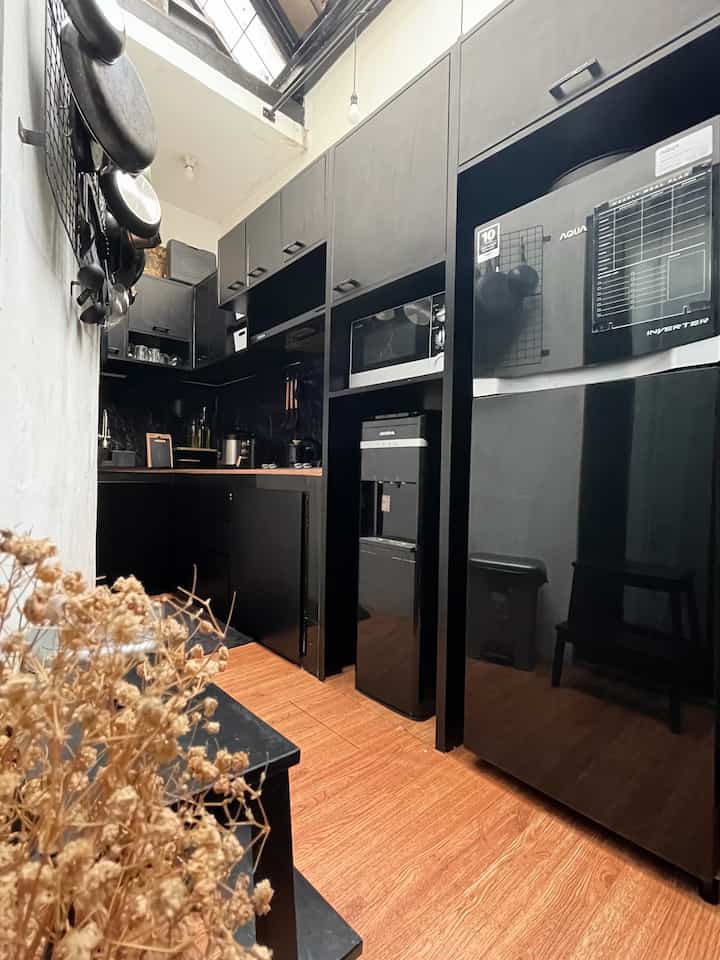 Dapur segaris yang panjangnya 3.7 m x lebar 1.65 m
PRnya agak susah kalau foto dapur keseluruhan.
Pasang kitchen kabinet ini bulan Juli 2020, pas orang-orang lagi happening white & wood, aku malah pengen BLACK karena emang suka banget sama warna black / monochrome dari awal punya rumah 🖤
Ngintip isi dapur dan kabinetnya sebagian dulu aja yaa..

#kitchen #kitcheninspo #kitcheninspiration #dapurmodern 
#dapur #inspirasidapur #dapurmamba #dapurminimalis #dapurboldandwarm #dapurganteng