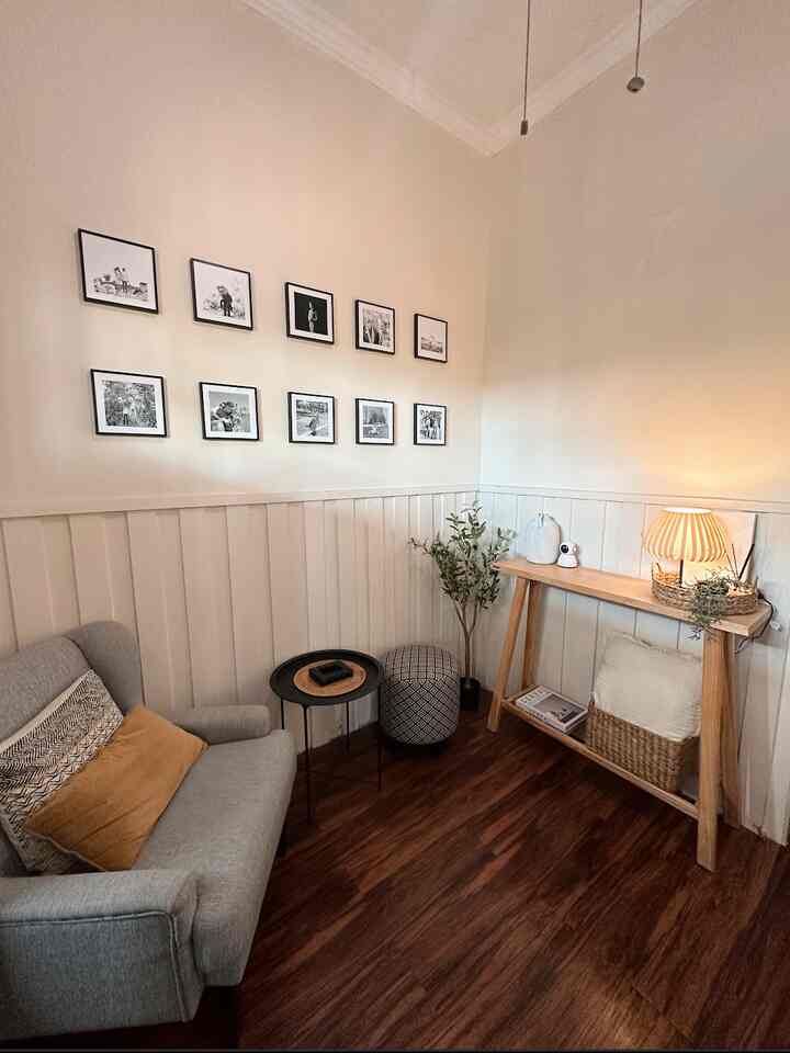 Kalo cerita soal furniture custom, dirumah ini hampir semua aku custom.. karena kadang kalau beli jadi ukurannya kurang pas di rumahku yg kecil, jadi semua perabotan bener2 diperhitungkan matang ukurannya.. 
Nah yg mau aku ceritain sekarang adalah single chair di mini foyer ini.. Dulu beli apapun asal beli, dan ga pernah mikir warna atau motif😆 
Alhasil nabrak2 warnanya pusing.. akhirnya mutusin untuk cover sofa ini warna abu yg netral aja, makin kesini beli apapun aku pikirin dulu kira2 cocok ga yaa dirumah😂

#customfurniture #personalizedfurniture #uniquefurniture #diyfurniture #tinylivingroom