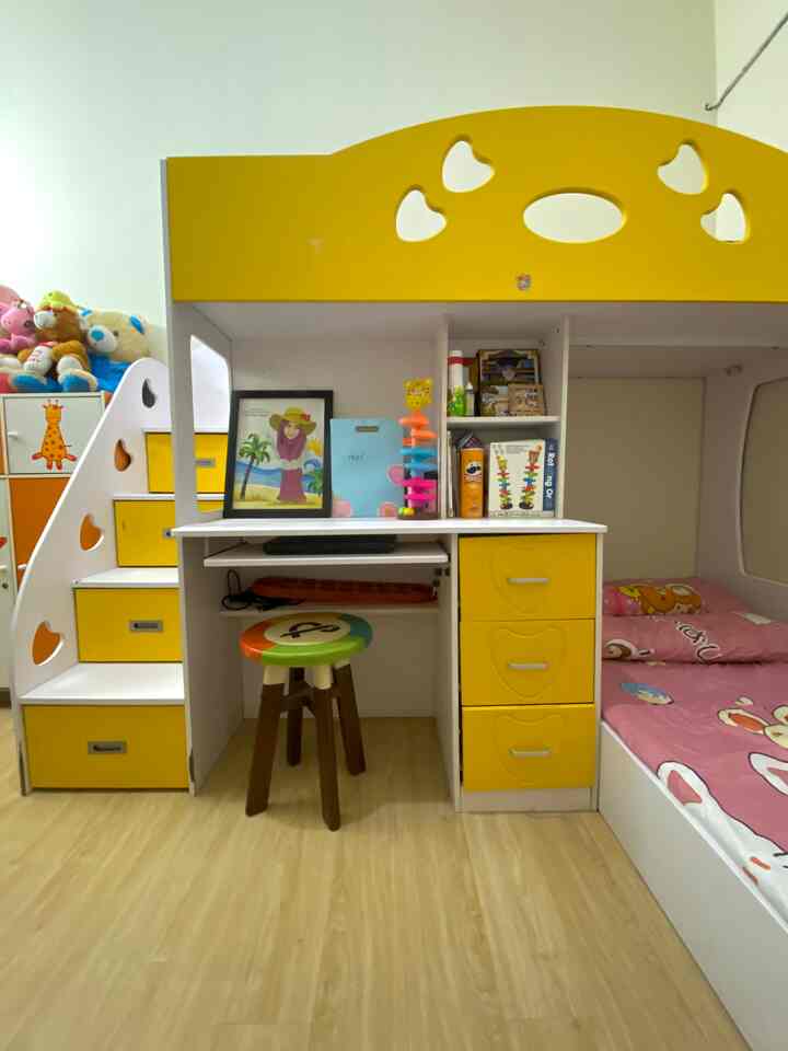 Kamar anak ini memang sengaja aku dekorasi dengan warna warna colorful yang ceria. Furniture yang paling aku suka adalah bed set dengan warna kuning cerah ini. Memberikan vibes ceria pada ruangan, cocok dengan vibes anak anak. Berbahan dasar MDF, dan finishing melamine membuat kasur terlihat compact & kokoh, serta aman untuk anak anak yang diusianya masih suka loncat loncat/memanjat dikasur tingkat ini 😄

Tips dari aku agar kamar anak tetap kelihatan rapih adalah dengan menggunakan furniture yang memiliki banyak storage tertutup. Barang maupun mainan anak dikelompokkan berdasarkan kegunaan/fungsinya. Sehingga setiap barang tidak berceceran dan memiliki "tempatnya" masing masing.

#DekorasiKamarAnak #InspirasiKamarAnak #KidaRoomStyling