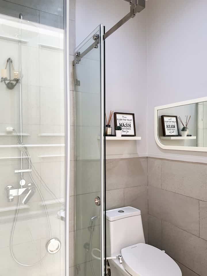 Kamar mandi tamu yang berukuran kecil, dipisahkan antara kamar mandi kering dan basah dengan penempatan pintu geser berupa tempered glass 
#bathroom #americanclassic #rumakoes #americanstandard #zarahome