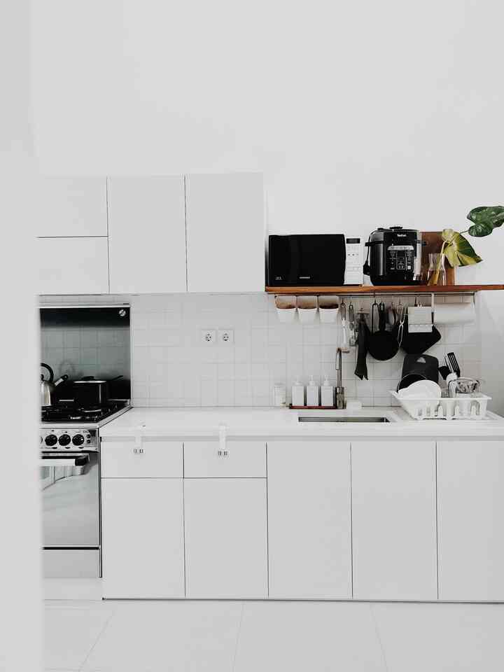 Saat mendesain dapur kami, hal pertama yg kami pikirkan adalah bagaimana alat masak/makan memiliki tempat penyimpanan masing-masing. Agar dapur bisa terlihat rapi dan mudah dibersihkan. 

Pemilihan warna putih pada dapur kami dikarenakan kami berupaya dan masih belajar hidup secukupnya dan ingin sekali memiliki dapur yg bersih. Dikarenakan area dapur ini open space menyatu dengan area ruang tv dan ruang makan.

Papan kayu jati yg kami jadikan sebagai ambalan adalah point dari dapur kami. Karena beberapa furniture kami menggunakan kayu jati, ambalan kayu ini kami gunakan untuk menyamakan warna dengan ambience rumah kami. 

#kitchenstyling #kitchendecorideas #kitchemakeover #dapur #openspace #homedecorideas


