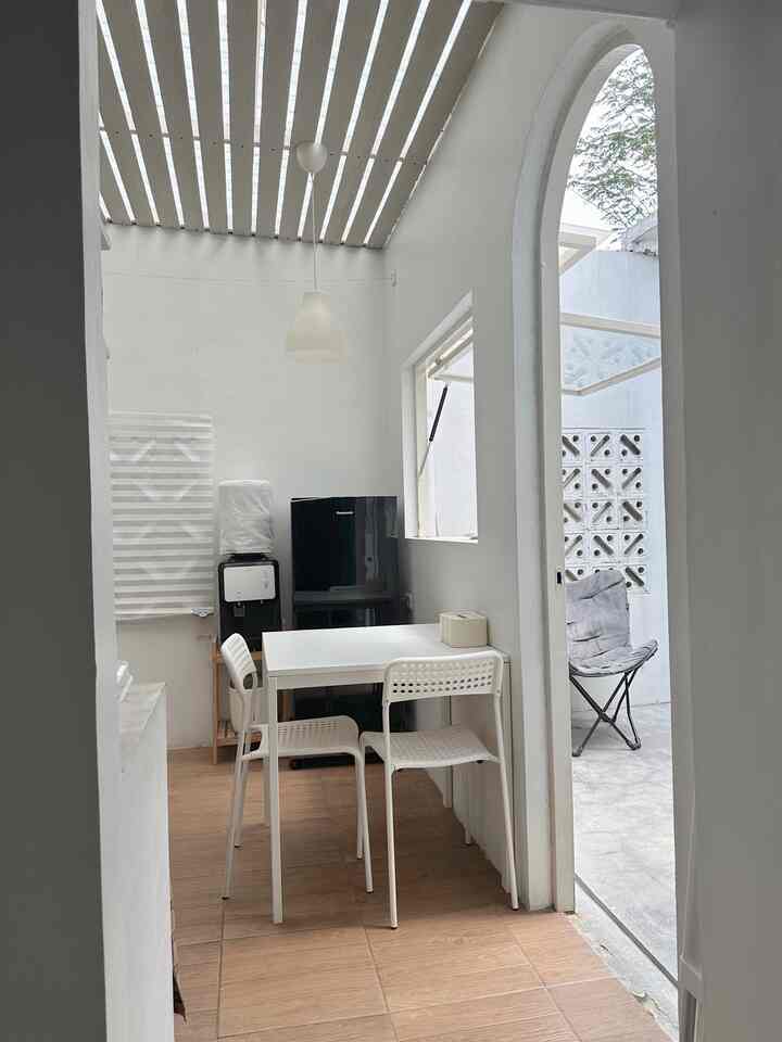 Salah satu ruangan yang kami renovasi dari rumah developer ini yaitu Dapur. Kami menggunakan jasa tukang lokal untuk pembangunan dapur ini. Kami tidak menggunakan jasa arsitek maupun desainer interior.
#bangunrumah #renovasirumah #arsitekrumah #interiordesigner #rumahtanpaarsitek #selfrenovation #DIY #rumahmungil