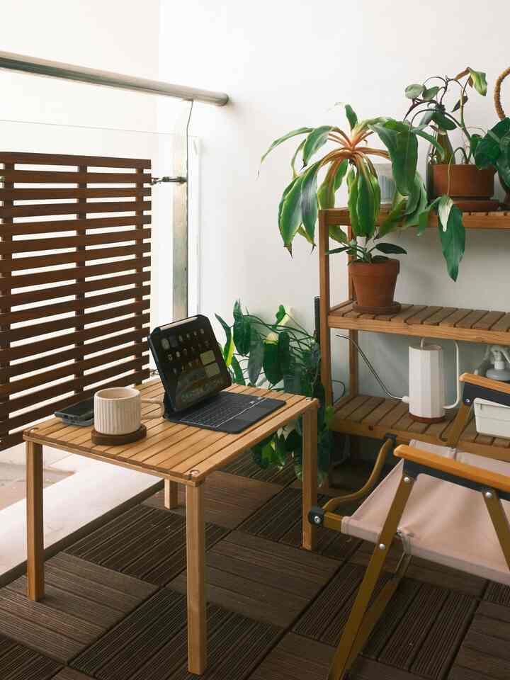 Coffee table + folding chairs are a sweet touch for the bedroom balcony. Apart from being a room sweetener, this furniture provides a new functional space so that it can be used as a work area with a new atmosphere accompanied by plants 🍃

#balconystyling #balconydecor #balconymakeover #livingroomstyling #livingroomdecor #livingroommakeover
