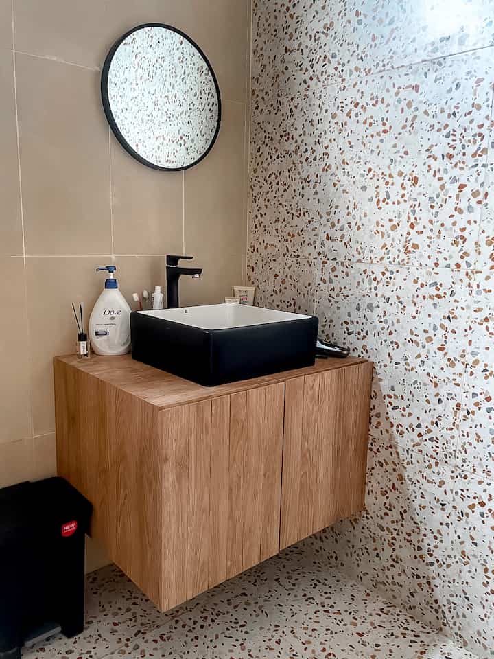 Hello, Tetangga Ohouse!

Ini adalah kamar mandi yang berada di kamar utama @diemdibumi meskipun shower dan sink serba hitam tapi kamar mandi ini tetep full motif. Semoga menginspirasi ya! #minimalist  #scandinavian 
 #homedecorinspo  #roomdecorinspo 
 #aesthetichomedeco #bathroominspo #bathroomhomedeco #bathroom