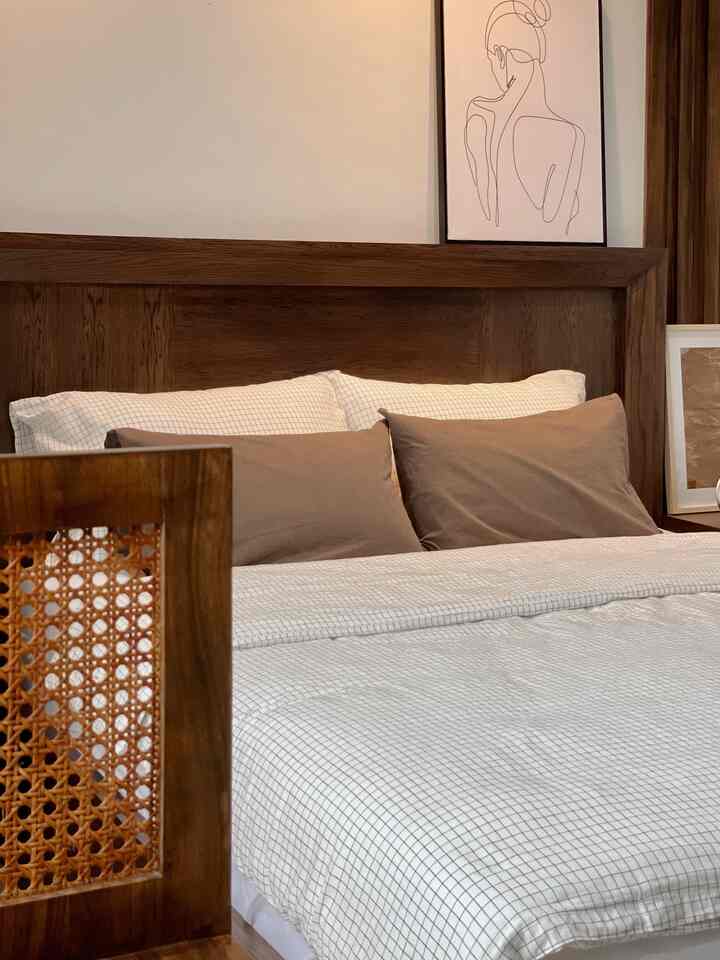 Tempat tidur merupakan salah satu furniture esensial yang ada di dalam rumah dan yang paling jadi favorit saya. Selain menunjang waktu istirahat, tempat tidur juga dapat menjadi elemen dekorasi yang membantu meningkatkan estetika. 

Desain tempat tidur rumatuju ini terinspirasi dari desain Bika Furniture yang timeless. Tempat tidur dibuat custom-made dengan terdiri dari tiga bagian yakni ranjang (dipan), side table dan panel headbed yang dibuat menyatu. Ketiganya tidak menggunakan finishing HPL akan tetapi menggunakan finishing veneer kayu white oak untuk mendapatkan sifat alami yang natural dari material kayu. Veneer kayu white oak ini saya pilih karena motif nya yang berbeda-beda sehingga tampilannya begitu natural.

#aestheticroom
#aesthetichomedecor
#homestyling
#masterbedroom
#warmcolor
#personalizedfurniture
#moderncontemporary