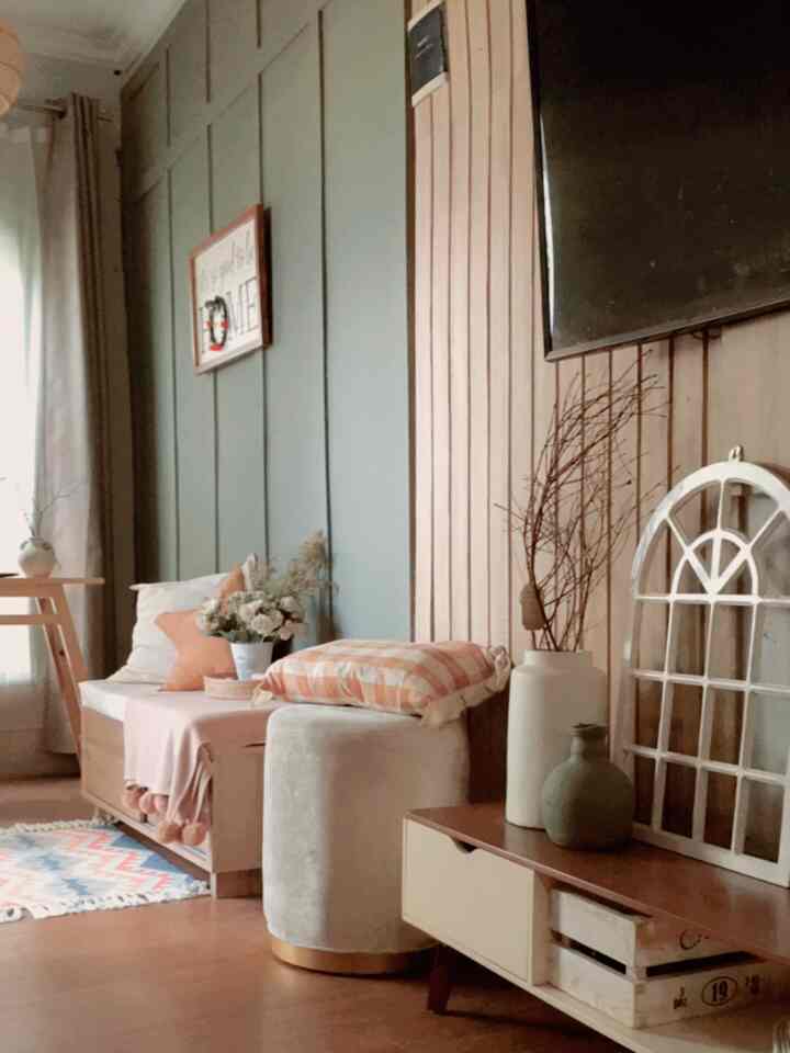 My Room My SOUL...'' 🤍 ini adalah ruangan yg jadi Identitas rumah sederhana q....temen" homedekor tentu nya sudah familiar bgt dg ruangan ini.... dg hasil DIY pd Wallpanel batten wrn Sage padu padan dg furniture wrn kayu, terkesan natural n homey..... kenapa pilih wrn ijo, krn seger n adem rasa nya klo duduk di sini.... 

ini adalah living room tambahan, ruangan Foyer, mudroom juga 😊 size cuma mungil bgt 1,8 x 2 m2 mengahadap menyamping depan teras... Tak jarang jd spot foto" juga....👌😊

Semoga menginspirasi ya 🙏

#myhomejourney #ceritarumahku #myfavoriteroom
#scandinavian #bekasi #idedekorasi #lowbudget #tipe36 #ohouseidnnana #livingroom #ruangtamumungil