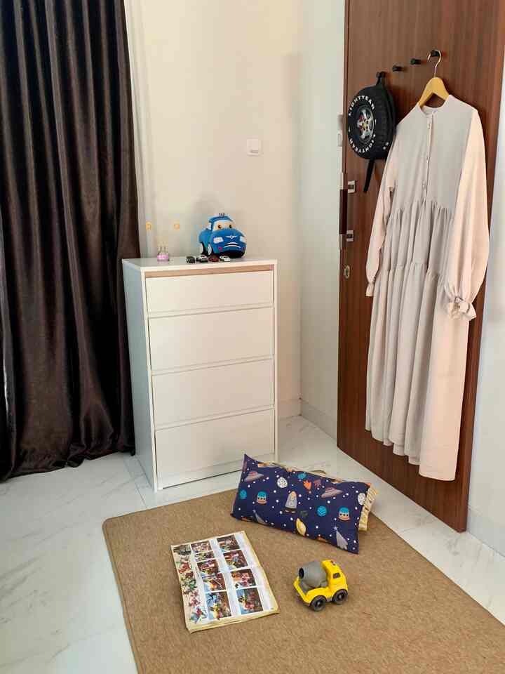 Aku bilangnya ini Kids Corner.
Anak kami masih berusia 4tahun.
Tidurnya masih sharing sama kami.
Jadi di kamar utama yang berukuran 3,5x4m ini kami siapkan sudut untuk melatih kemandiriannya.
Best buy yang kami lakukan untuk menata sudut ini adalah dengan membeli sebuah drawer, perintilan dan pakaiannya kami simpan disini. Dengan memiliki drawer sendiri, dia jadi bisa bertanggung jawab dengan barang kepunyaannya.
Tips dari aku agar ruangan anak tetap rapi adalah dengan memberikan ‘rumah’ pada setiap barang. Dan mengajarkannya untuk merapihkannya sendiri
Begitu yang kami lakukan di rumah, walaupun untuk prakteknya masih belum 100% dijalankan hehe

#DekorasiKamarAnak
#InspirasiKamarAnak
#KidsRoomStyling
#KidsCorner
#LifeWithKids