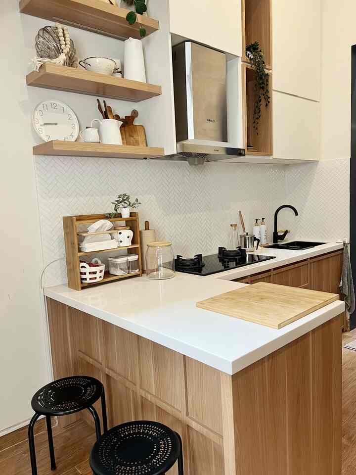 Tema dapur ini adalah wood and white,, agar terlihat cantik kita styling sesuai tema dengan menabahkan perintilan dapur unsur kayu atau putih,, untuk perintilan yang dipilih tetep mengutamakan fungsi sehingga tidak hanya dapat di pajang tapi dapat digunakan juga untuk membuat dapur lebih rapi #kitchenstyling #kitchendecoridea #kitchenmakeover