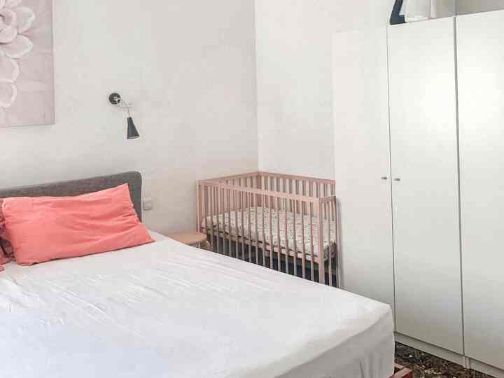 [ a baby crib in master bedroom ] 

Bila tidak ada ruangan kosong lagi untuk kamar bayi maka kita bisa menggunakan salah satu sudut master bedroom sebagai nursery room. Pilihlah baby crib dengan durability dan fungsional yang sesuai kebutuhan kita. Semoga menginspirasi ^^

#masterbedroom
#nurseryroom
#babyroom
#kamarbayi 
#ikea 