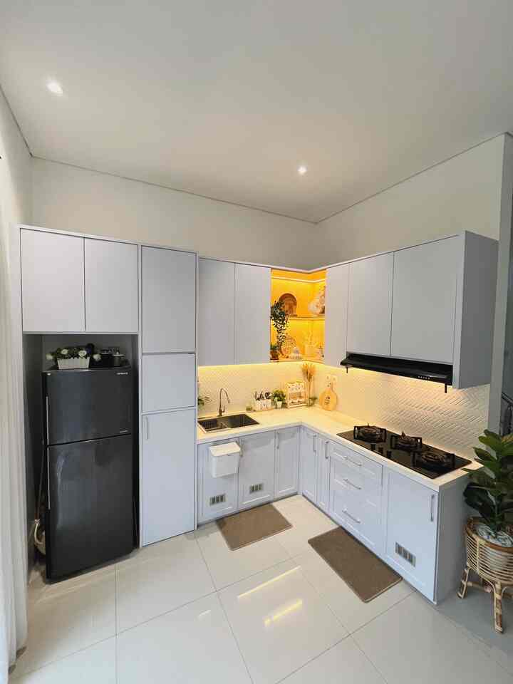 Cerita Dapur d_houseds 

Aku suka dapur yang berkesan rapih, bersih, dan minimalis. Jadi Aku mendesign Kitchen set berwarna dominan putih dan sentuhan motif kayu yang memiliki banyak kabinet untuk tempat penyimpanan. Lalu aku menggunakan beberapa storage box berwarna putih untuk menyimpan barang printilan agar kabinet lebih rapih dan senada dengan warna Kitchen set. Agar lebih rapi Aku lebih banyak menggunakan kabinet tertutup. Tapi ada juga kabinet terbuka yang fungsinya untuk meletakkan barang-barang dekoratif yang mempercantik dapur seperti tanaman artificial, mangkok dan piring motif cantik, serta printilan dapur lain yang memiliki manfaat tapi juga aestetik. Selain kabinet tertutup dan terbuka, ada juga kabinet yang memiliki dua fungsi sekaligus, terbuka dan tertutup. Untuk menciptakan dapur sehat yang bersih, jangan lupa untuk selalu membersihkan dan mengembalikan barang-barang setiap selesai digunakan. Dijamin deh pasti dapurmu akan selalu rapi, bersih, dan cantik. Setuju ga? 

#kitchenstyling
#kitchendecorideas
#kitchenmakeover
#dapurmodern
#dapurminimalis
#dapurputih
#cimahi
#bandung
