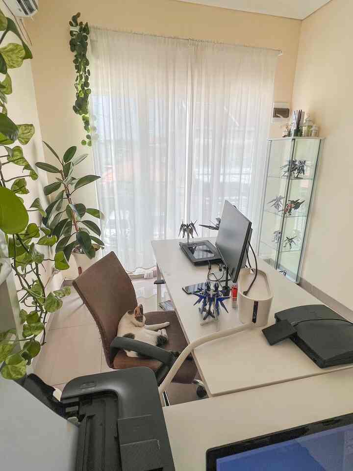 Referensi lemari kaca buat pajangan dari informa. Model simpel to the point. Bikin ruangan minimalis jadi rapi, barang tidak berceceran tidak pada tempatnya.

#minimalis #minimalisthouse #mininalistdecor #petparent #homeoffice #inspirasihomeoffice #decorhomeoffice