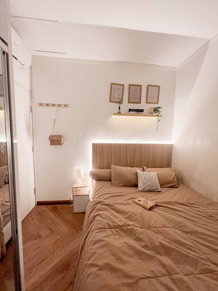 Kalau ditanya ruangan apa yang paling aku sukai, semua ruangan aku suka...
Tapi karna tempat tidur ini adalah tempat beristirahat, maka ini lah tempat ternyaman dan terfavorite ku...

Tempat aku mengisi ulang energiku. Di malam dan kadang siang hari.

Agar nyaman dan aesthetic, aku menaruh dressing table di sudut kamar ini untuk merias diri sekedar memakai skincare setelah mandi.
Tambahan ambalan dan beberapa barang dekorasi di atas headboard kasur, dan lemari pakaian yang di ukur dan dimaksimalkan semaksimal mungkin sampai menempel ke plafond agar kapasitasnya besar.

Cerita menarik dalam mengisi ruangan ini adalah, wall panel yang dijadikan headboard dan dressing table ini diy oleh aku dan suami. Semua kami buat sebagus mungkin. Maka semakin berkesan...

#MyFavoriteRoom
#MyHouseRoom
#MyFavoriteItems
#japandi
#cluster
#aesthetic
