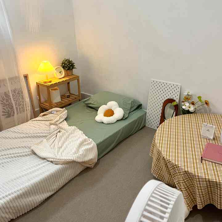 kamar kontrakan, ukuran 2.8 x 3.8 m. Satu-satunya yang berani kami otak atik secara maksimal di rumah ini atas izin pemilik. Tadinya, kamar ini memilik cat berwarna kuning dengan banyak bagian yang mengelupas. Kami memutuskan memilih warna putih agar kamar ini terlihat cerah dan lapang. Menyiasati dengan tidak terlalu banyak barang dan dekor minimalis yang semua memiliki fungsi (tidak hanya sebagai pajangan) jadi benar2 dimanfaatkan. Kami juga menggunakan barang yang sudah ada di rumah ini seperti meja dan kasur

#mydreamhouse #bighouseinspo #rumahbesar #minimalist #rumahkontrakan 