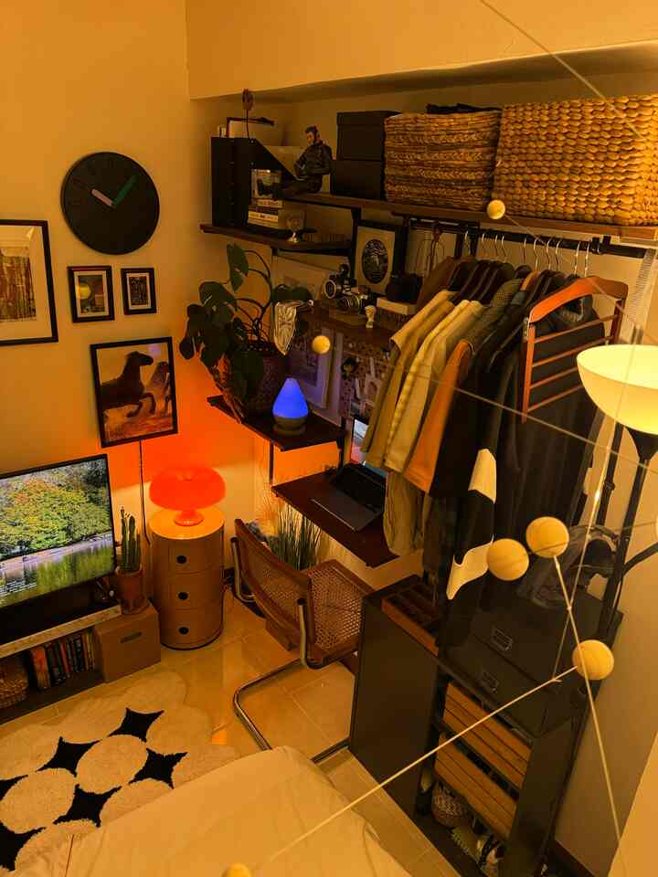 Ruangan favorite karena banyak menghabiskan waktu diarea ini. Rak dinding ini yg pertama disusun ketika mengisi apartment ini. Selain fungsional rak susun sperti ini bisa memajang koleksi dan dekorasi.
 #MyFavoriteRoom
#MyHouseStory
#MyFavoriteItems
#selasarapt
#tinyapartment

