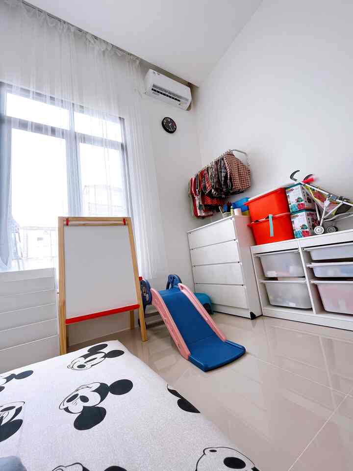 Kamar tidur sekaligus tempat bermain anak-anak dibuat senyaman mungkin agar anak-anak tetap bisa bermain mengeksplore dirinya walau hanya di dalam kamar 🥰

#inspirasikamar #kamaranak #homedecor #inspirasirumah #japandi #scandinavian #rumahcluster #depok #kamarmungil #inspirasiareabermain