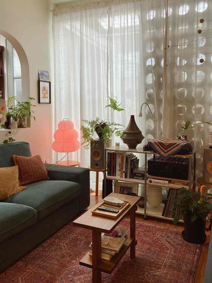 Ruang favorit kami, tempat untuk melepas lelah dan bersantai. Ruangan ini dulunya adalah studio keramik suamiku. Setelah dia pindah studio, kami mengubah ruang ini menjadi ruang tamu kami.

Telah melalui tiga kali renovasi untuk memenuhi kebutuhan kami sekeluarga. Pengingat sempurna bahwa rumah kita selalu tumbuh bersama kita. Semoga kita bisa menciptakan lebih banyak kenangan indah di sini 🛋️❣️

#Kamar Favoritku
#Kisah Rumahku
#Item Favoritku