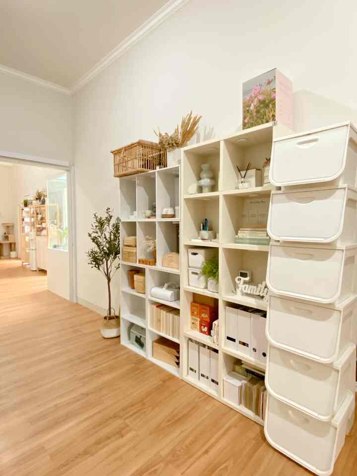 Area ruang tamu menuju dapur dan ruang tv. Bentuknya memanjang jadi ahak tricky untuk di dekor.

Akhirnya aku taro rak untuk pajangan dan kebutuhan sehari-hari yang gampang di akses.

Jangan lupa tambahin lampu biar makin estetik.
#kylehome #storageserbaguna #openshelve #pajangan #ruangan3x7 #hallway #storage