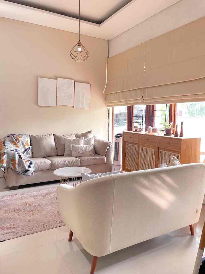 Living room situation in the morning ☀️
.
Karena rumahku menghadap ke timur, cahaya matahari cukup menghangatkan ruang keluargaku ini.
Aku memilih dekorasi ruang yang minimalis untuk menjadikan ruang tamu ini terasa lebih luas, dan memilih warna cream untuk interiornya dan aku menambahkan storage untuk menyimpan mainan anak, buku dan beberapa kebutuhan yang aku pakai untuk bersantai dengan keluarga di ruang ini.
.
Kelebihan rumah tapa sekat itu, bikin ruangan
terasa lebih luas dan lebih terang. Lebih cocok untuk rumah2 mini kaya aku dengan luas ruang yang terbatas. Kekurangannya adalah semua barang terlihat, jadinya harus punya storage penyimpanan yang multifungsi seperti storage cabinet ini dan rumah harus rajin dibersihkan. ✨
.
.
#livingroomstyling
#livingroommakeover
#livingroomdecor
#KNSLiving
#interior123
#interior4all
#interiorlivingroom
#openplan 
#openplanliving 
#openplankitchen 
#rumahminimalis 
#rumahminimalismodern 
#rumahsederhana