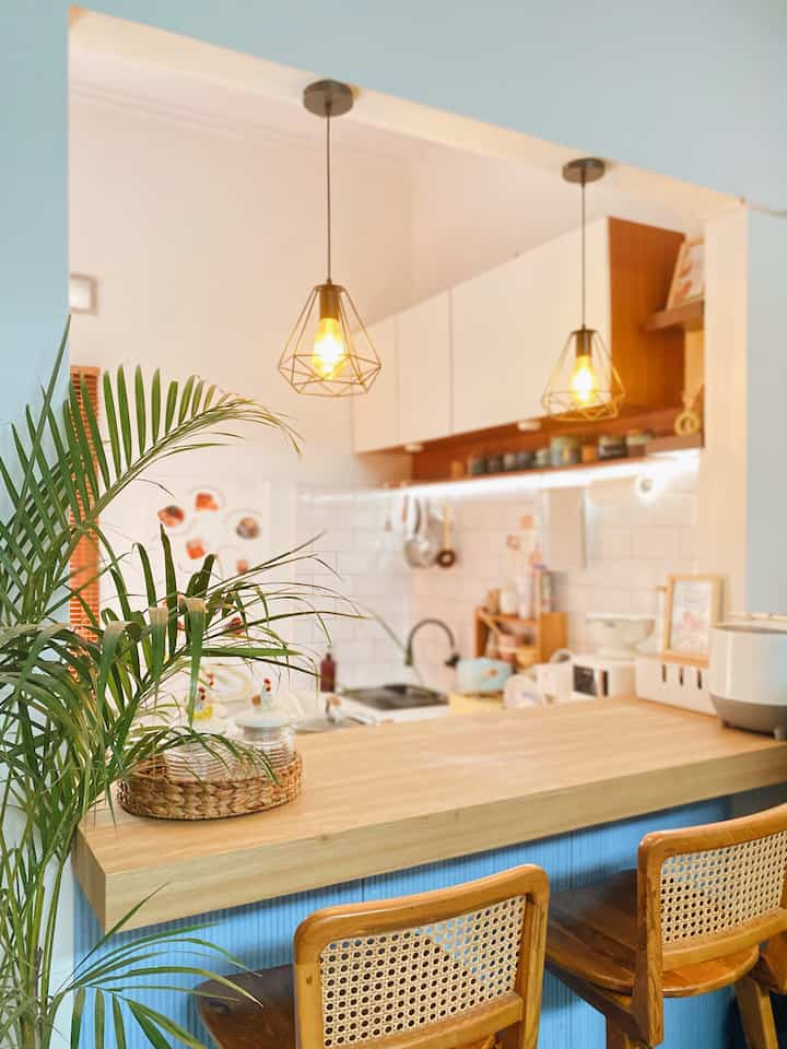 Memilih dapur berkonsep japandi dengan elemen tropical, mengingatkan momen saat staycation di vila Bali tapi dengan space dapur yang kecil 🌴

Ohya karena dapur hanya berukuran kurang dari 2x3 meter akhirnya sejak awal memilih untuk membobok dinding penyekat ruang untuk dijadikan minibar, sehingga sirkulasi udara lancar dan tak perlu lagi meja makan. 

Lalu, menambahkan furniture berkonsep tropical berupa kursi bar berbahan kayu jati dan rotan ✨

#japandi #tropical #homedecorinspo #aesthetichomedecor #dapur #depok #decorlowbudget