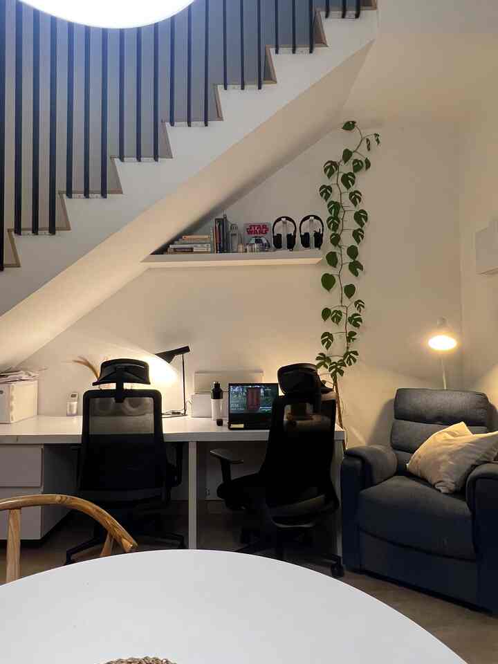 Meriahkan kantor di rumah dengan menambahkan lampu dan penghangat lilin #homeoffice #wfh #workfromhome #candlewarmer #scandinavianhome #interiordesign