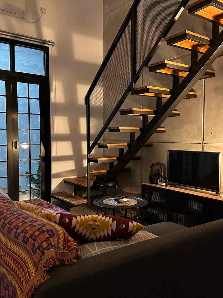 HALO!
Kali ini kita bahas item dekoratif _rumahkotak_ yang low budget tapi bikin ruangan lebih ‘nyala!’

Yapp.. cover sofa _rumahkotak_ bikin living room jadi lebih ‘berbicara’.. kenapa? Karena diantara konsep industrial, cover sofa dan beberapa barang lainnya yg bertema bohemian buat mata jd gak ‘monoton’

Cover sofa itu padahal gak mahal banget loh guys.. dengan ide yg muncul karena liat beberapa podcast d youtube.. langsung dicari di shopee.. dan jadi dehh..

Kalo mau terlihat fancy gak harus yang mahal kok sobat _rumahkotak_ ☺️

#FancyBudgetMinim
#LowEffortFancy
#SpillDecorLowBudget
#Industrial
#scandinavian
#bandung
#decorlowbudget
#rumahmungil
#livealone