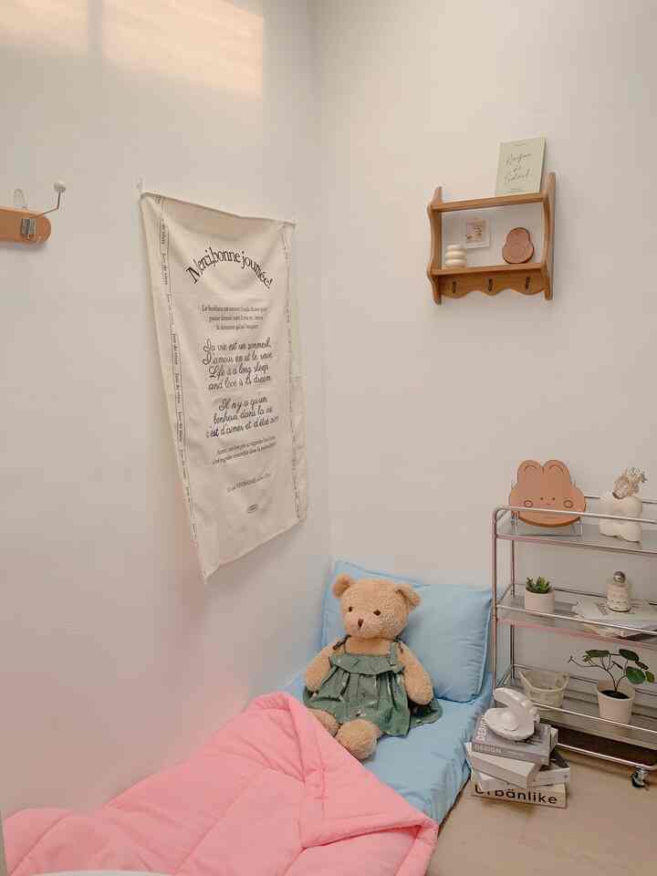 Aku abis pindah - pindah segala perabotan dikamar 🤍
New look buat kamar tidurku biar lebih nyaman dan cantik ku pasang poster fabric yang gede ini. 

#cozybedroom #dekorasikamartidur #inspirasikamartidur #bedroom #bedroominspo #kamartidur #koreanbedroom #kamartidurkorea 