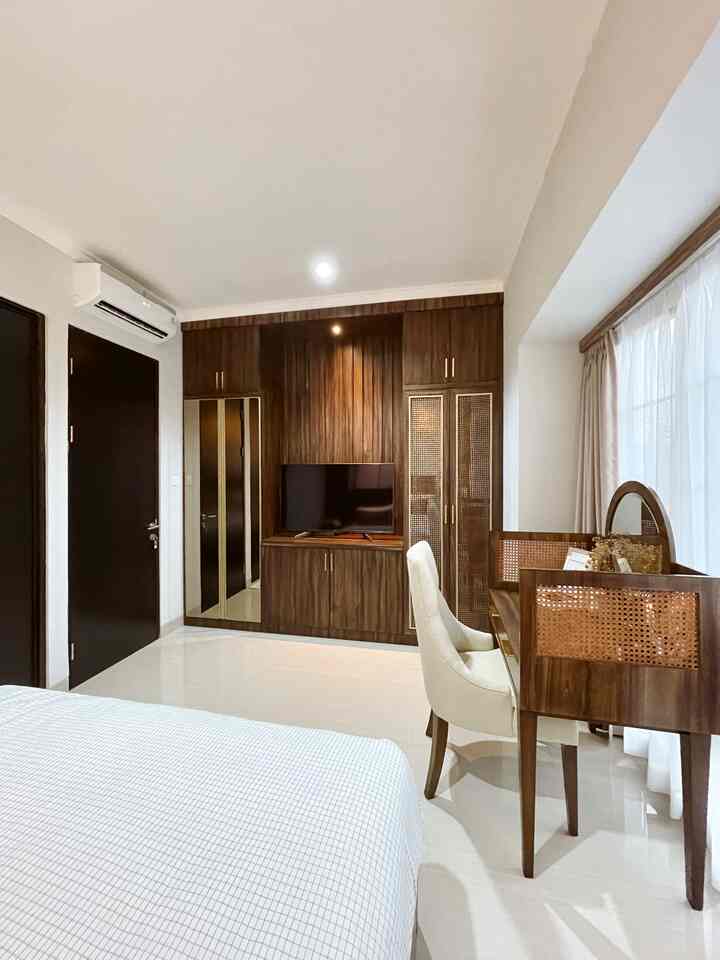 
Di dalam ruang tidur utama, konsep kontemporer dalam desain interior tidak hanya mengambil unsur modern saja. Melainkan memanfaatkan penggunaan furnitur lama yang di finishing ulang. 

Meja rias ini hasil makeover meja kerja yang sudah dipakai 8 tahun lalu. Dilapis ulang, agar mirip veneer dipercantik dengan repaint dan ganti knob. Dengan mengambil inspirasi style mid-century furniture, saya menambahkan cermin bulat di meja kerja yang dijadikan meja rias agar kesan vintagenya balance sama modernnya. Selain itu dikombinasikan dengan material lokal yakni natural rattan. Rattan ini menjadi aksen natural yang estetik di sudut ruang tidur utama. 

Area countertop meja rias ini bisa dimanfaatkan untuk meletakan aksesori dekoratif dan pajangan seni lainnya. Sedangkan untuk penyimpanan peralatan rias sengaja diletakan di dalam laci agar lebih rapi.

#homestyling
#roomstyling
#homedecor
#roomdecor
#masterbedroom
#warmcolor
#personalizedfurniture
#moderncontemporary
