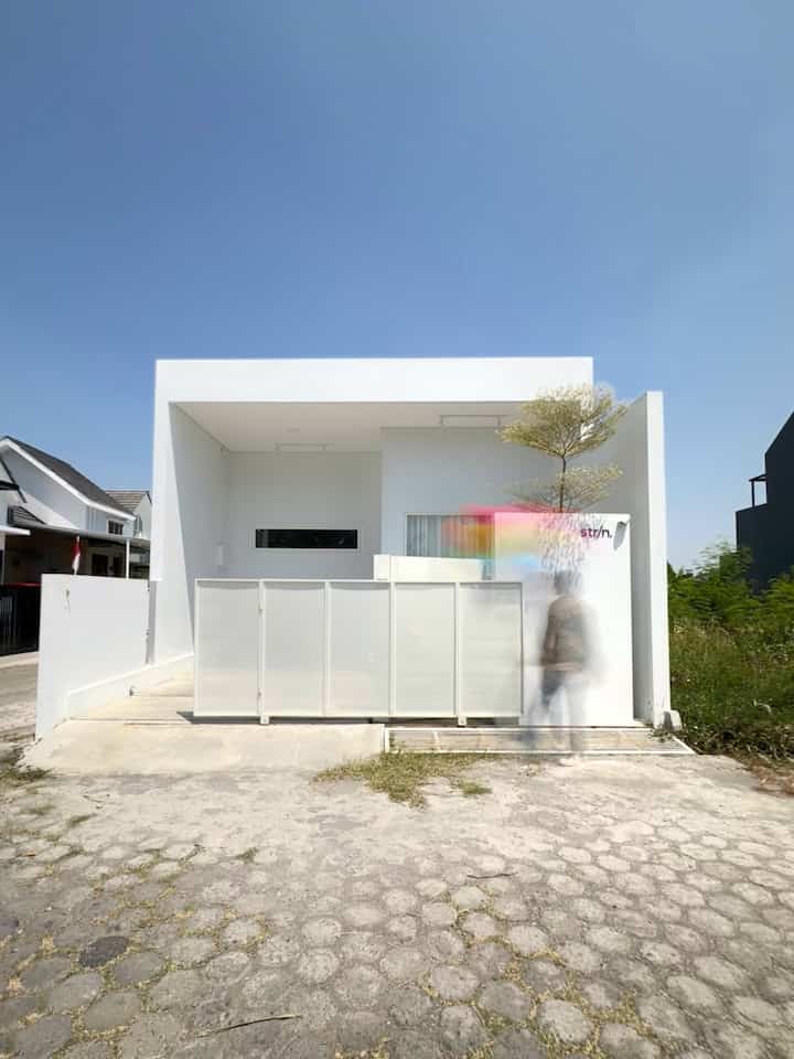 Fasad tanpa Arsitek 
-

Fasad angkahouse terinspirasi dari coffeeshop” bertema minimalist dengn cat berwarna full putih yang bisa dijadikan spot foto disudutnya. Kita mendapatkan inspirasi ini karena sering visit ke cafe di daerah semarang dan sekitarnya. Kita menerapkan teras dengan tempat duduk terbuat dari semen dan menambah jendela besar dan ada 1 pohon tinggi yang bisa jadi tempat berteduh, 3 elemen ini yang kita terapkan dari coffeeshop. 

#rumahtanpaarsitek #selfinterior #DIY #minimalist #rumahpribadi #jateng #decorlowbudget #45m2 #facade #bauhaus 
#homecafe 