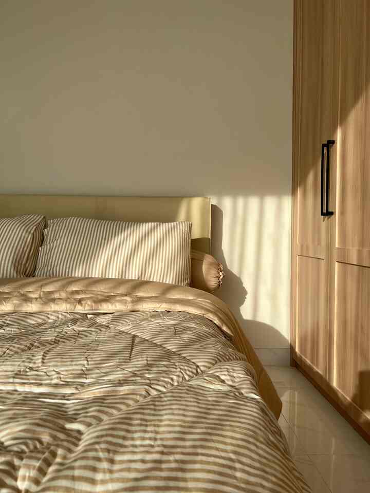Sinar matahari pagi ☀️☀️☀️#morningview #bedroom #striped #sun #cream