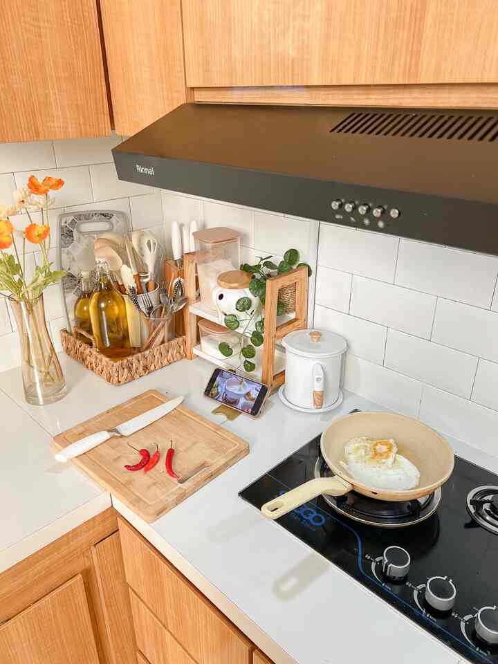 Caraku men-styling dapur sangatlah sederhana...
Aku tidak menaruh banyak printilan di dapur ini.
Selain space nya terbatas, kitchen set ini sengaja di design serba tertutup agar terlihat rapi.
Hanya meng-organize sutil, sendok dan garpu, dan pisau dalam satu lay-out.
Lalu diberi beberapa artificial popy flower dan dedaunan agar terlihat cantik. 

Simple, tapi aestheticnya dapet. Itu yg aku mau.

#kitchenstyling #kitchendecorideas #kitchenmakeover #dapurmodern #dapurminimalis #dapuraesthetic