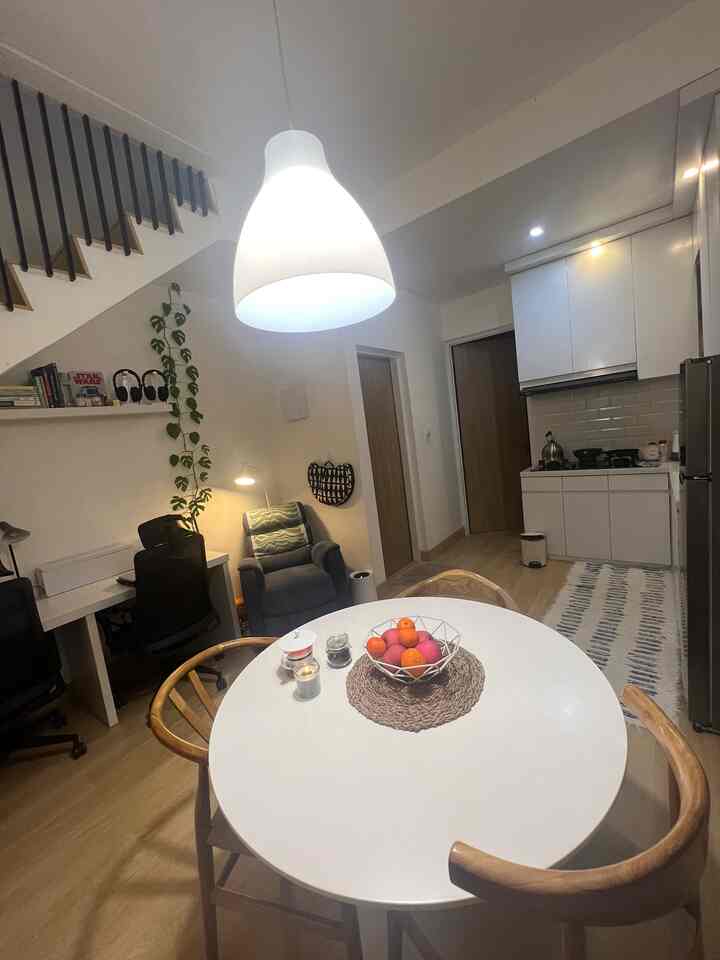 Kombinasi lampu pendant minimalis dan meja makan bundar dengan warna senada #diningarea #ikea #dekoruma #pendantlamp