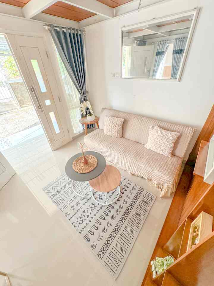 •Minimalist japandi•
Kami menggunakan sekat kayu di ruang tamu, sekat ini menggunakan engsel seperti pintu, supaya bisa dibuka saat ada acara, mengingat rumah ini adalah rumah minimalist sehingga harus bisa menggunakan perabot yang multifungsi. Yang bisa digunakan sebagai penyekat, bisa juga sebagai pajangan dan juga bisa dibuka tutup dengan mudah sesuai kebutuhan. 
Sehingga kami mengcustom sekat ini sesuai ukuran rumah, kami memesan di toko mebel dekat rumah, yang juga memiliki ecommerce, jika teman-teman menginginkan bisa cari di shopee @athaya040716, saya mendapatkannya dengan harga sekitar 3jutaan. (Tergantung ukuran)

Selain itu kami memilih dekorasi berwarna netral dan alami seperti warna kayu/ cream dan putih, sesuai style rumah kami japandi minimalist, sehingga kami mengubah tampilan warna sofa abu-abu dengan cover berwarna cream, saya mendapatkannya di shopee dengan harga 170rb✨

✨note : slide 2 posisi saat sekat di buka (terlihat engselnya kan) ✨

 #decorativeitems #homestyling #roomstyling #homedecor #roomdecor #livingroom #dekorasiruangtamu 