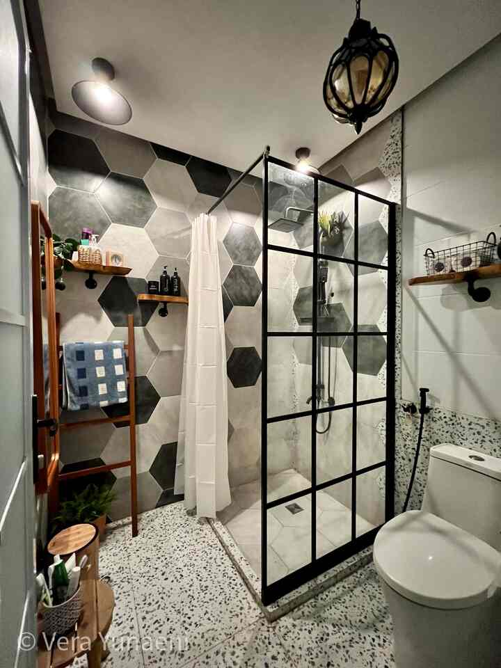 White and dark gray hexagon tiles with black frame shower door in a 2x2m bathroom space