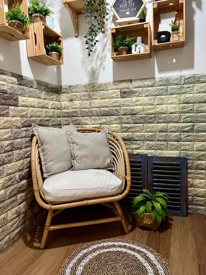 Ruangan kecil sebelum menuju rooftop. Space mungil ini aku tempatkan sebuah kursi dengan bahan rotan untuk sekedar menghabiskan waktu. 

#ruangsantai #tempatsantai #rumahsederhana #homedecor #homedecoridea #homestyling #aesthetic