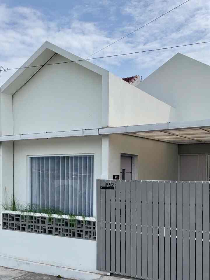 Main core dari rumah ini sebetulnya adalah sacndi industrial. Dengan dominasi warna abu, ditambah sentuhan beberapa aksen industrial seperti dinding eksposed &lantai exposed. Ruangan yang mencerminkan "casadelamoy" banget itu diantaranya kamar dengan taman keringnya, dapur dengan backsplash mozaic hexagonnya & taman belakang dengan vibes tropis industrialnya.

#scandiindustrial #homedecorinspo #roomdecorinspo #aesthetichomedecor
