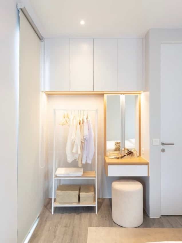 Kamar utama merupakan ruang paling estetik di rumah menurut versiku. Aku sadar hidup harus minimalis namun tetap harus berseni juga. Jadi seni hidup minimalis versi rumahku adalah tanpa ada lemari besar. Sebagai gantinya ada lemari atas tempel dan bawah kasur difungsikan sebagai laci.

#rumahminimalis #japandi #japanesse #skandinavian #rumahcluster #depok #jakarta #rumahpengantinbaru #liveslowly