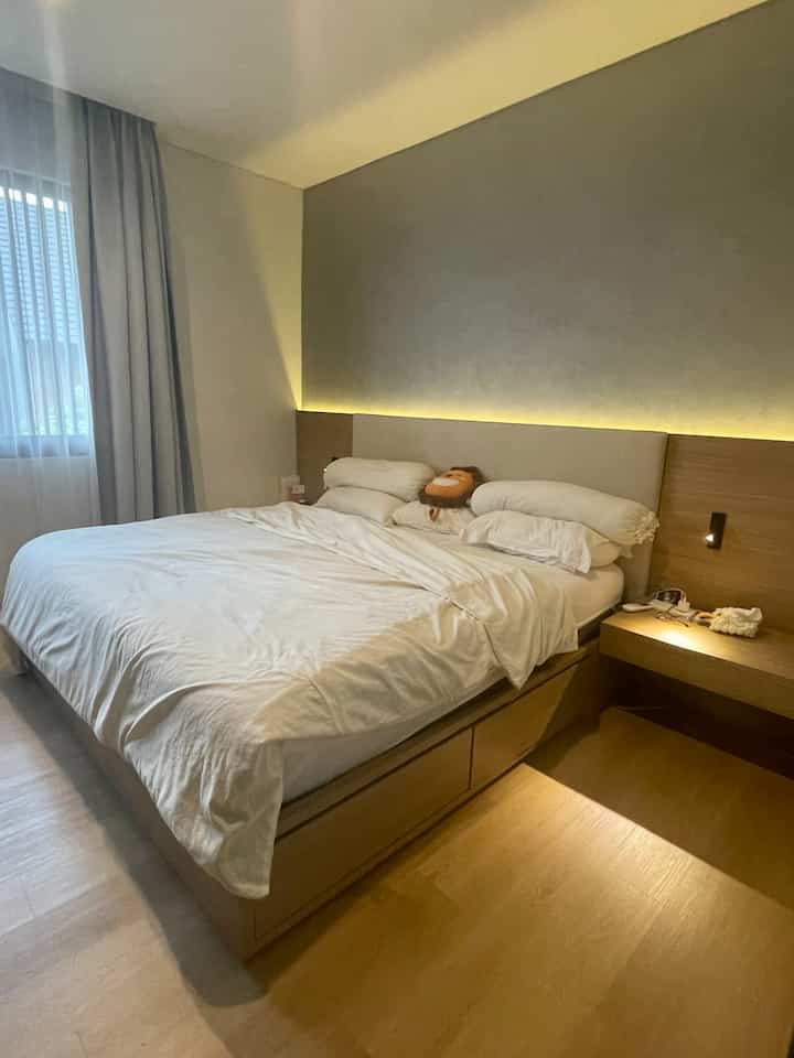 Favorit part dari kamar utamaku adalah cat texture yang digunakan di belakang kasur. Menurutku, kmi membuat contrasr terhadap warna kayu yg hangat. Untuk decor aku keep minimal dengan warna sprei putih, lampu baca, dan dekorasi minimal.

#DekorasiKamarUtama #InspirasiKamarUtama #MainBedroomStyling
