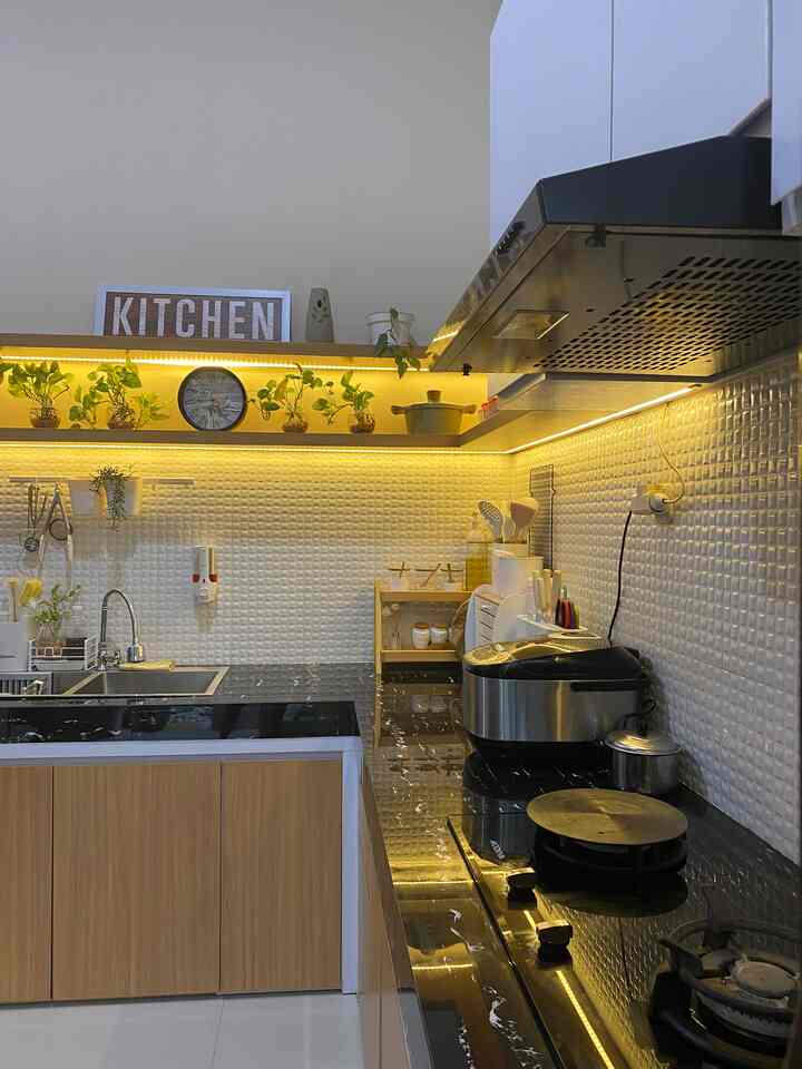 Dapur minimalis di omah.yuni, Focal point pada dapur ini adalah design kitchen setnya. Kami membuat seminimalis mungkin yang sudah kami sesuaikan dengan kebutuhan dan budget kami. Penambahan lampu led warna kuning membuat dapur kami nampak lebih warm di malam hari. Nah untuk membuat suasana dapur lebih hidup, kami menambahkan beberapa tanaman dalam air di atas ambalan, tanaman ini kami pilih karena minim perawatan, jadi kami tidak perlu sibuk menyiramnya lagi. Selain itu pemilihan perintilan dapur yang senada juga tidak kalah penting, agar dapur tidak terlihat penuh. 


#kitchenstyling #kitchendecorideas #kitchenmakeover #kitchenbach #kitchen #dapurmodern #dapurantik #dapurminimalis 