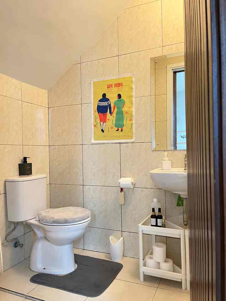 Toilet Tersembunyi 🚪🤫

Kecil & tersembunyi namun tetap nyaman digunakan. Kamar mandi kecil di bawah tangga ini adalah toilet + shower lengkap. Tata letak & interiornya tidak diubah sama sekali. Kami hanya menambahkan detail-detail kecil yang fungsional agar terlihat tidak terlalu membosankan.

#mixedfeelingshome #tinybathroom #toilet #midcenturymodern #homedecor #tinyhome