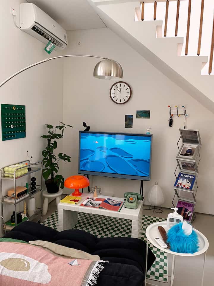 Ruangan favorit di rumah adalah living room! 🛋️Menerapkan konsep maksimalis membuat saya banyak meletakkan item2 dekorasi untuk memenuhi ruangan. Pemilihan Item item dekorasi ini berdasarkan tema ruangan yaitu mix korean aesthetic dan mid century modern. Selain itu perpaduan banyak warna pada item2 ini membuat ruangan menjadi lebih hidup dan menarik. Bersantai dan menonton menjadi menyenangkan!  #aestheticroom #aesthetichomedecor #homestyling #livingroom 