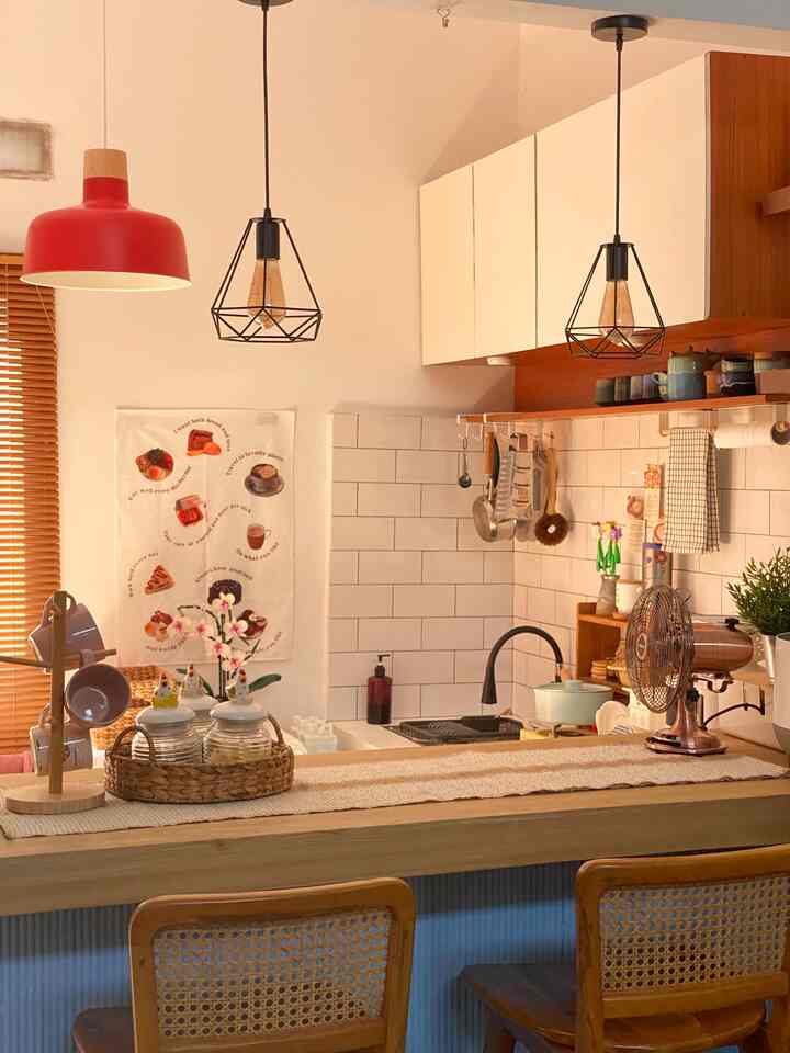 Lowbudget tapi Dapur Tetap Chic?

Dapur dengan tampilan kekinian mungkin bagi sebagian orang cukup menguras kantong. Tapi ada beberapa live hack yang mungkin bisa membuat dapur tetap kelihatan mewah meski low budget

Dapur ini memiliki meja mini bar yang sebenarnya terbuat dari cor-coran semen dan keramik, tapi karena ingin menciptakan suasana hangat dengan adanya unsur kayu. Siapa sangka kalau meja mini bar tersebut disulap dengan dilapisi PVC Interior dari Kertasive

Sebuah live hack buat kamu dengan budget terbatas tapi ingin menggunakan furniture berbahan kayu, cukup dengan lapisan PVC dan terlihat chic dan rapi bukan? 

Selain itu, pada bagian meja wastafle menggunakan alas yang terbuat dari lapisan triplek dan keramik mozaik putih, sementara bagian yang basah juga menggunakan lapisan PVC dari Kertasive berwarna putih

Sudah hampir 2 tahun menggunakan lapisan PVC ini dan sejauh ini sangat awet, tahan terhadap cairan/kotoran ✨

#lowbudgetkitchen #lowbudgetkitchenmakeover #lowbudgetkitcheninspiration
#depok
#decorlowbudget
#45m2
#japandi