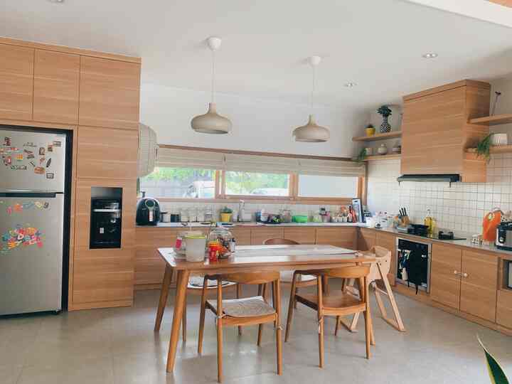 Welcome to dapur kebanggaan kloof living. Kalo ditanya bagaimana caramu styling dapur agar terlihat cantik, rapi, dan teratur. Caranya mungkin bisa jd dr salah 4 point ini ya : 1. Menata peralatan masak sesuai dengan kategori, 2. Menata Tampilan Dapur Dengan Penyimpanan Pintar, 3. Menata Tampilan Dapur Dengan Tambahkan Dekorasi, 4. Bermain Dengan Lighting. Untuk focal point dr dapur ini menurutku adalah kombinasi antara ambalan dengan dekorasi, cooker hood dengan cabinet yang berada di atas kompor dan oven, dengan backsplash yang sesuai tema dengan cabinetnya, seperti di slide ke 2. Dapur ini sudah sangat memuaskan bagi kami karena ukurannya yang luas dan segala unsurnya ada 😇 #kitchenstyling #kitchendecorideas
#kitchenmakeover #japandistylehome